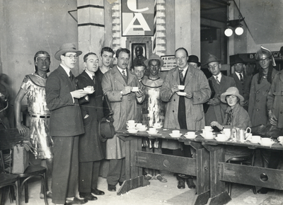 99865 Afbeelding van een koffiepauze in het Jaarbeursgebouw (Vredenburg) te Utrecht, tijdens de voorbereidingen voor de ...